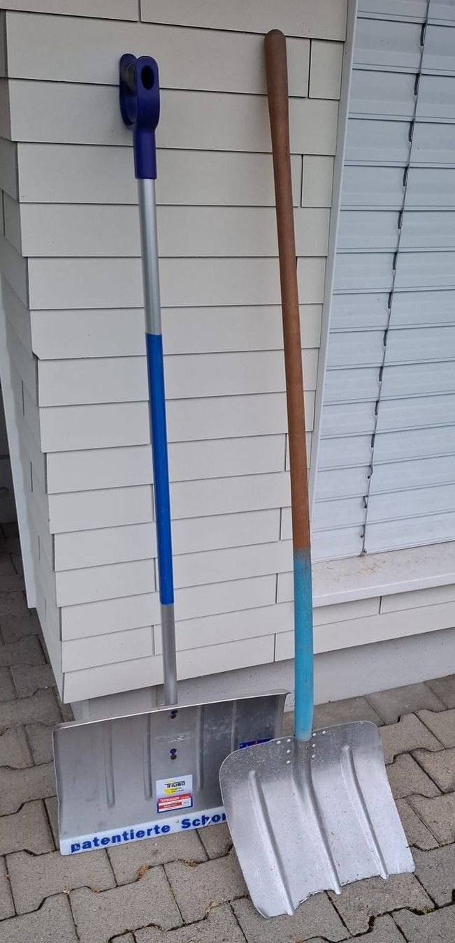 Tutti gli attrezzi: 2 verschiedene Schneeschaufeln aus Alu – Usato da Wettingen venduto da huitzilopostli