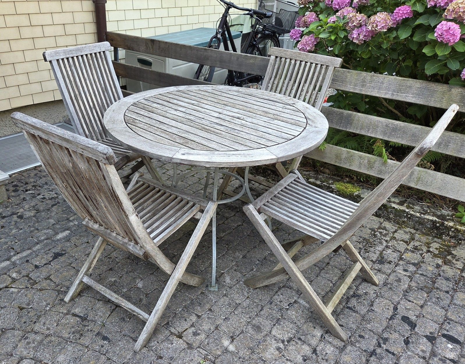 Tische: Teakholz Gartentisch mit 4 klappbaren Stühlen – Gebraucht aus Klingnau von Groofty69 2