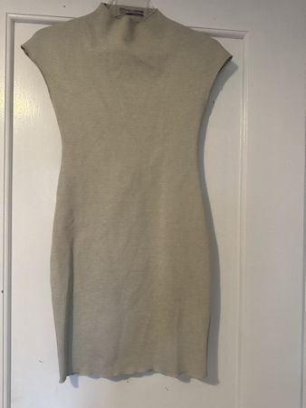 Elegantes Zara Strickkleid, beige, Gr. S – Herbst-Look!