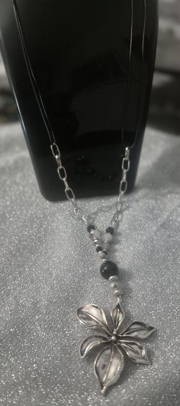 Catenine: Collana lunga con ciondolo fiore argento e perle nere – Nuovo (secondo la descrizione) da Giubiasco venduto da Stefaniav 2