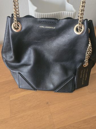 Schwarze Tasche von Karl Legerfeld.