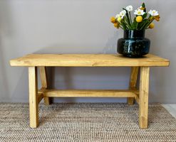 Schlichte handgefertigte Holzbank