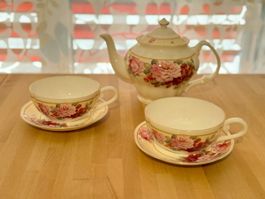 Romantisches Teeservice mit Rosenmuster