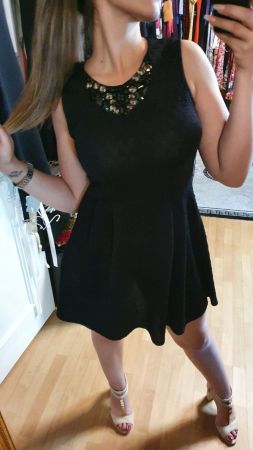 Schwarzes Kleid mit Perlenkragen Gr. M Festlich