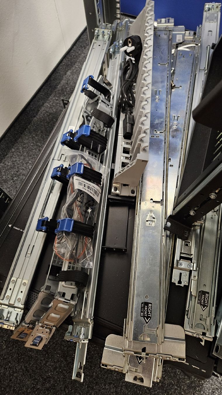 Racks & Ständer: Server Rack, Teleskop Schienen, Tablar, 800mm – Gebraucht aus Weggis von CEDAEL 2