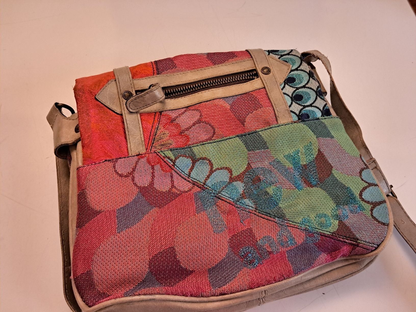 Desigual Borse da donna: Desigual Handtasche mit farbigem Muster – Usato da Zürich venduto da olivier0310 1