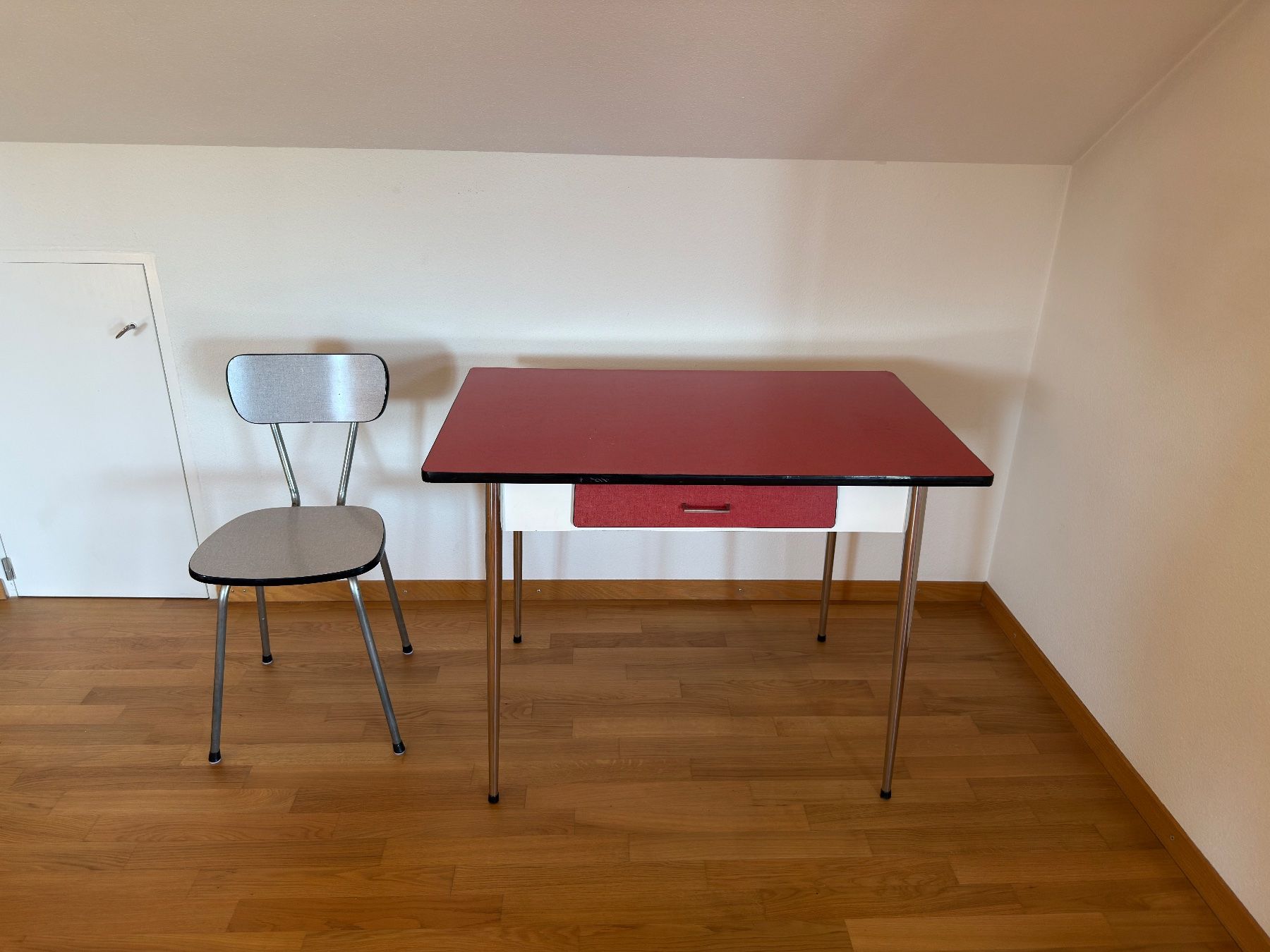 Schreibtische: Kelko Küchentisch rot & Stuhl grau / Vintage 60er – Gebraucht aus Zürich von benshume 2