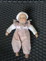 Porzellan Puppe mit Inschrift am Kopf