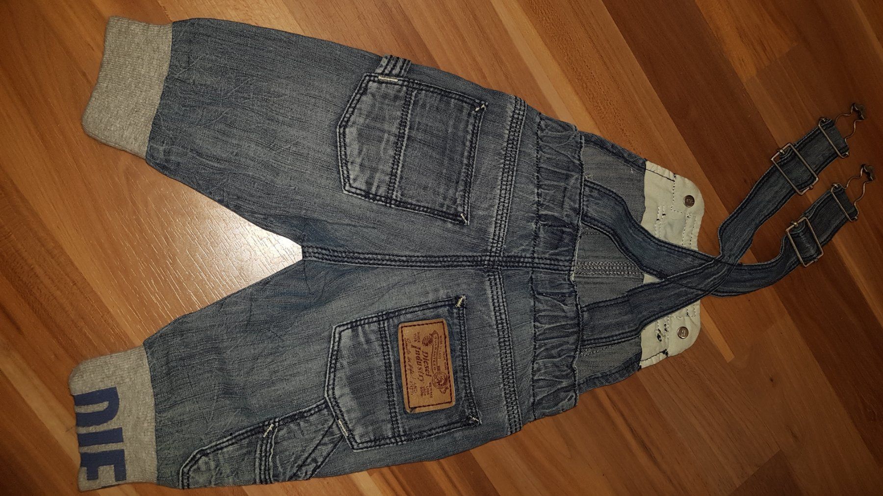 Diesel Pantaloni: Diesel Latzhose gr 62 K10 – Usato da Schwarzenburg venduto da flamingo1970 1