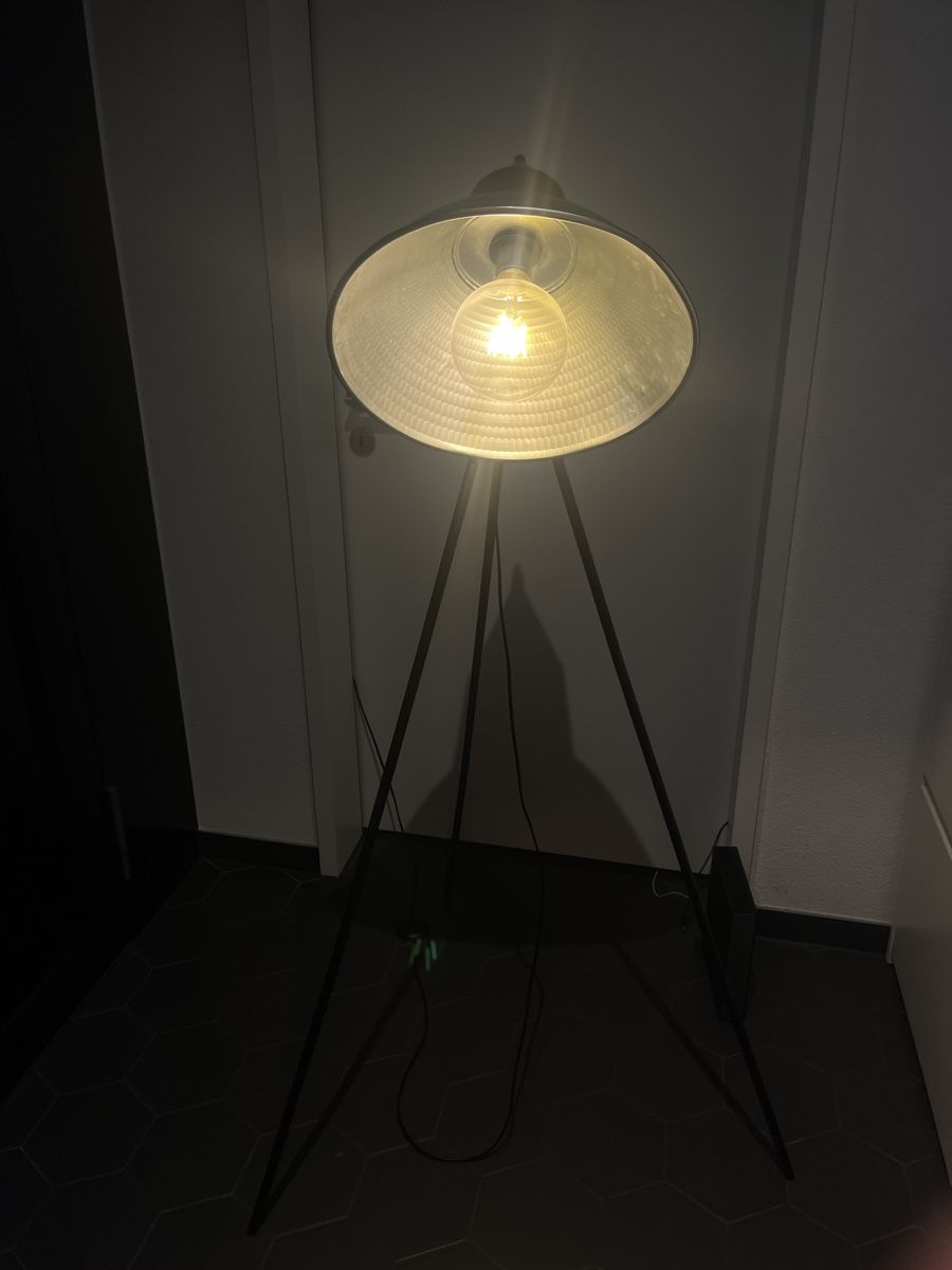 Lampes: Stehlampe Tripod schwarz Metal – D'occasion à Küssnacht am Rigi par vin_z2yb 2