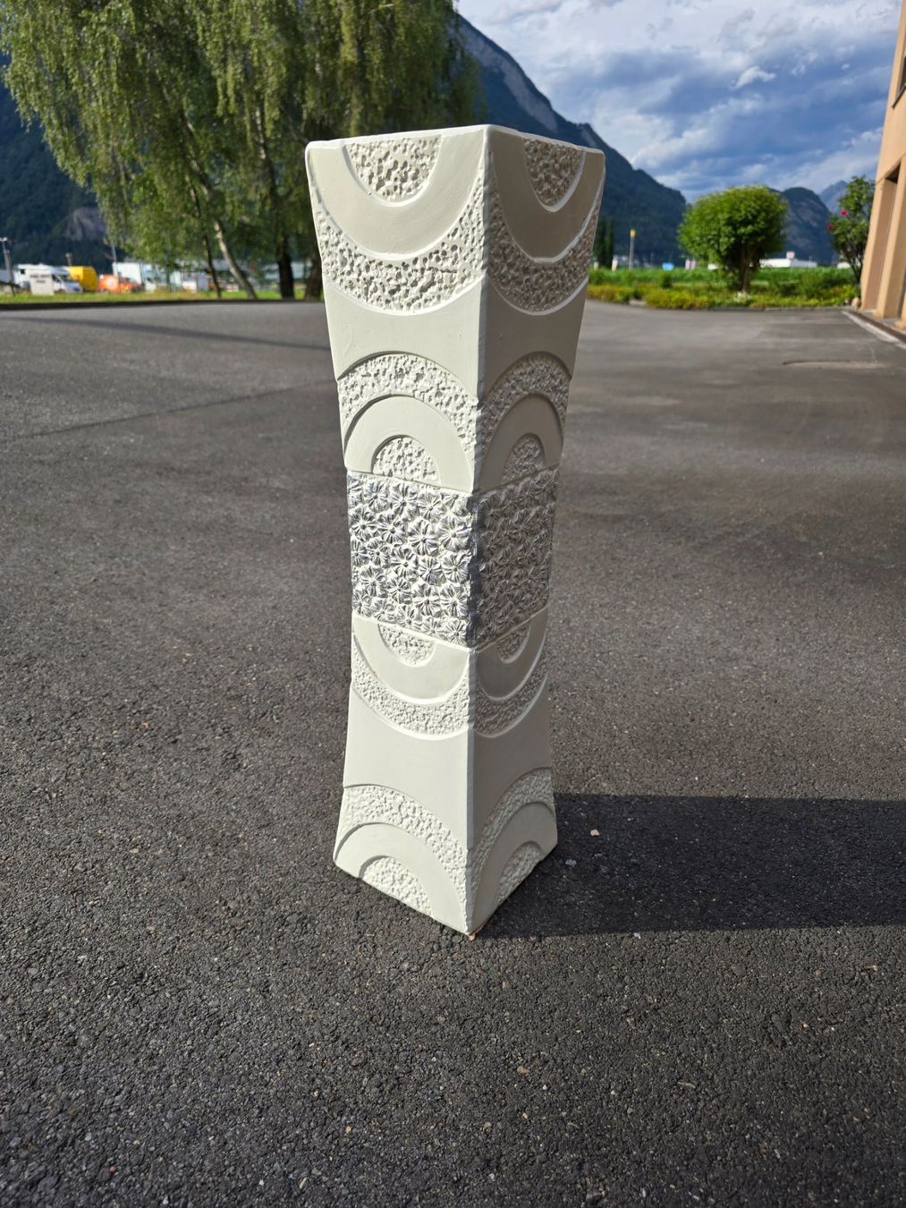 Vasi & Recipienti: Grosse quadratische Bodenvase - weiss mit Silber-Dekor – Usato da Flums venduto da DN90 2