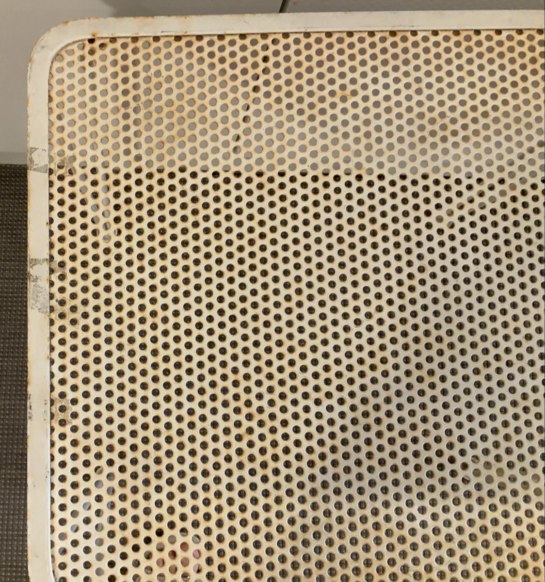 Tische: Petite table en métal perforé de style  Mathieu Matégot – Gebraucht aus rolle von Tontonjulot 1