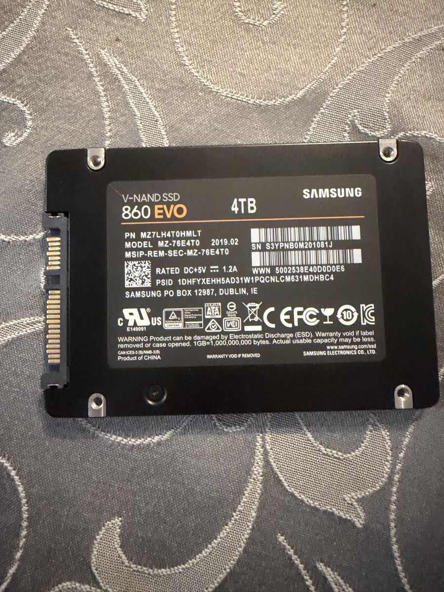 Samsung Harddisks: Samsung 860 EVO SSD 4TB Solid State Drive – Gebraucht aus Lausanne von van_7pp7
