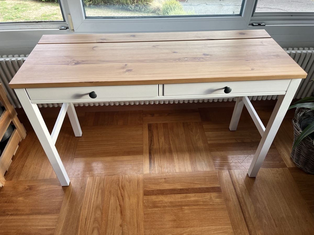 Ikea Scrivanie: IKEA Hemnes Schreibtisch – Usato da Elgg venduto da Tamlyn 1