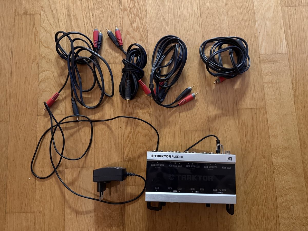 Traktor Studioequipment: Traktor Audio 10 Interface mit Zubehör gebraucht – Gebraucht aus Aarau von SellOne