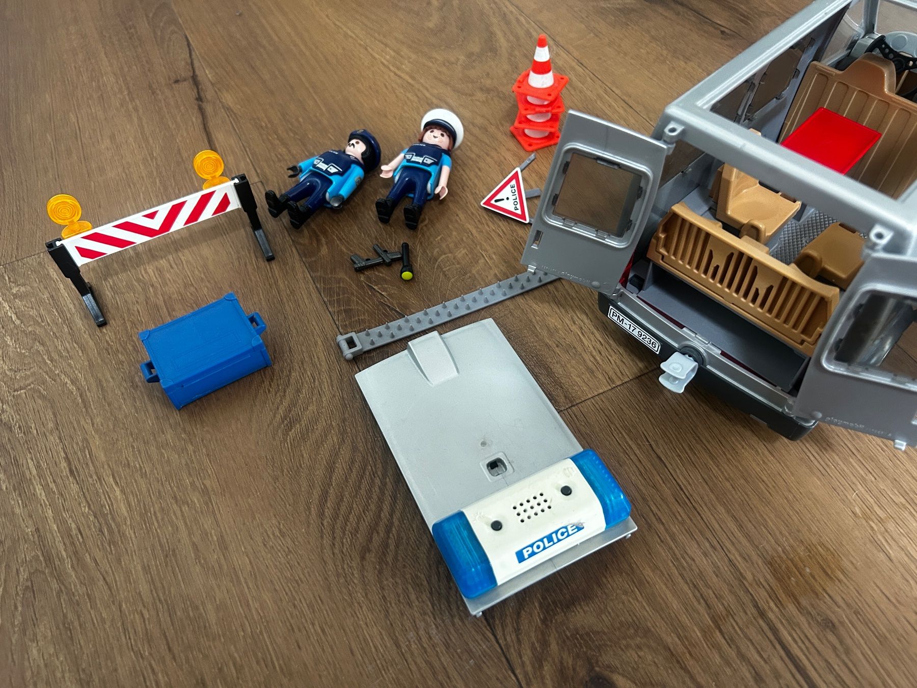 Playmobil Giocattoli: Playmobil Polizeibus mit Straßensperre 9236 – Usato da Regensdorf venduto da Spyke55 4
