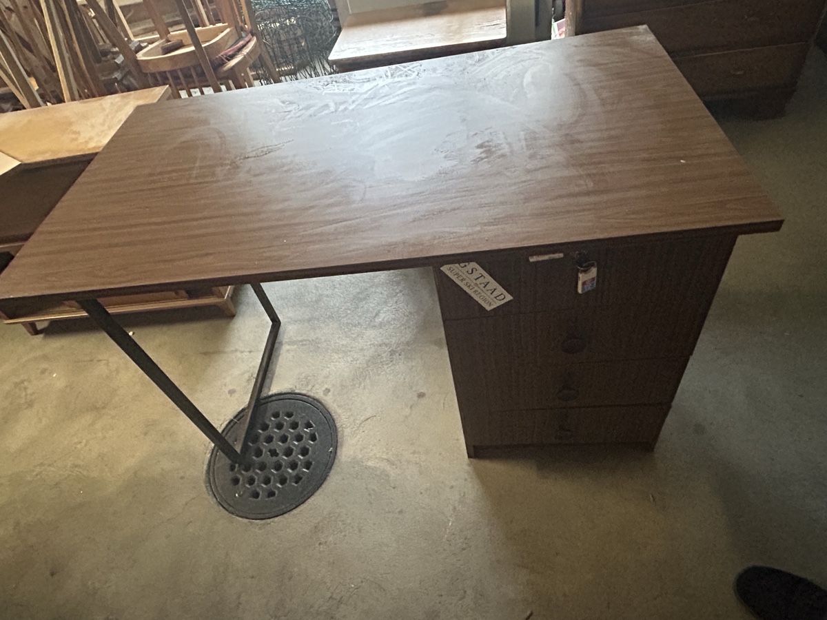 Bureaux: Schreibtisch  – D'occasion à Liestal par schnugger69