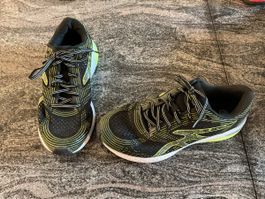 Herren Laufschuhe schwarz gelb Grösse 44 neuwertiger Zustand