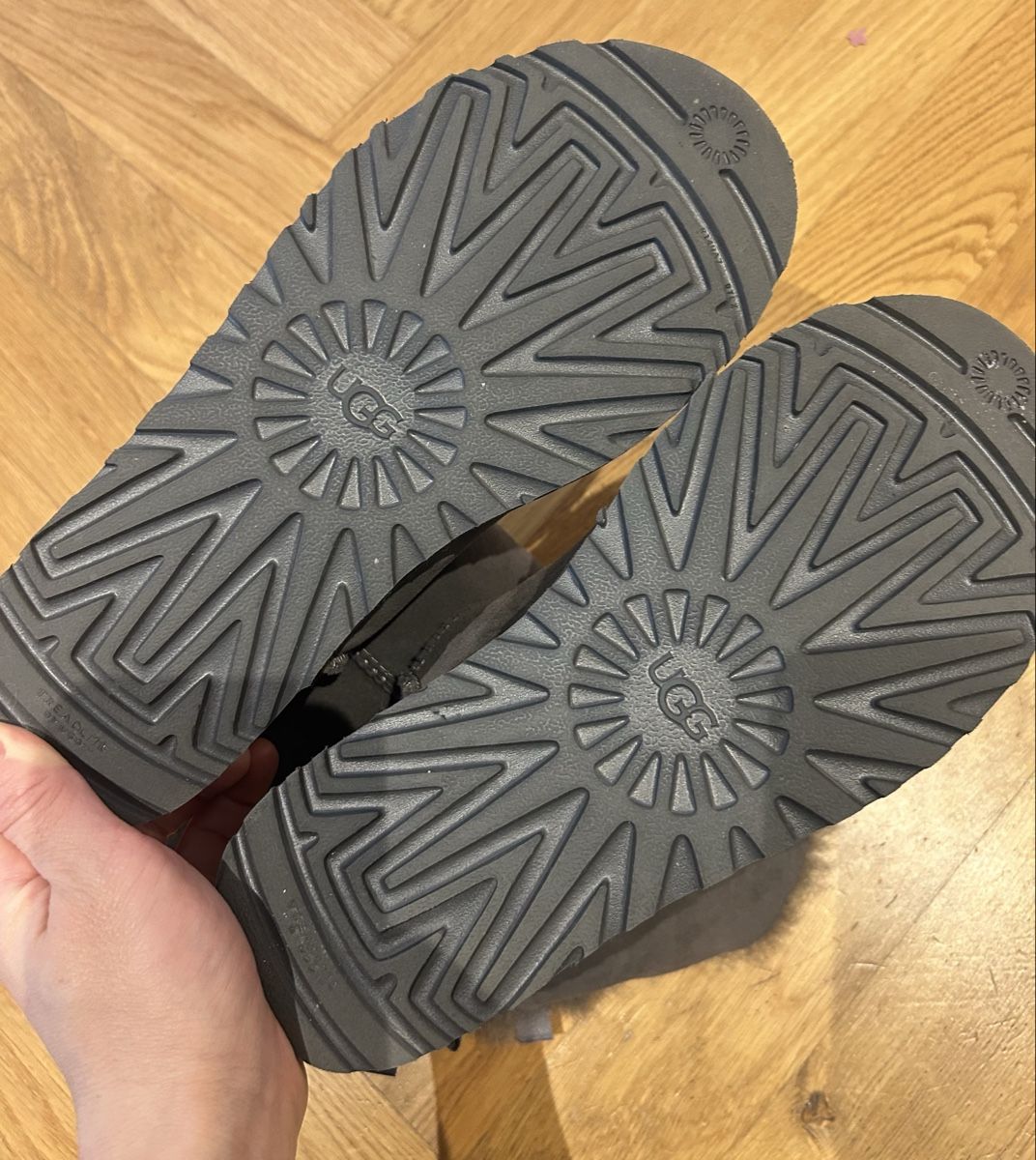 Ugg Damenschuhe: UGG Gefütterte Stiefeletten – Neu (gemäss Beschreibung) aus Luzern von serena_mXX