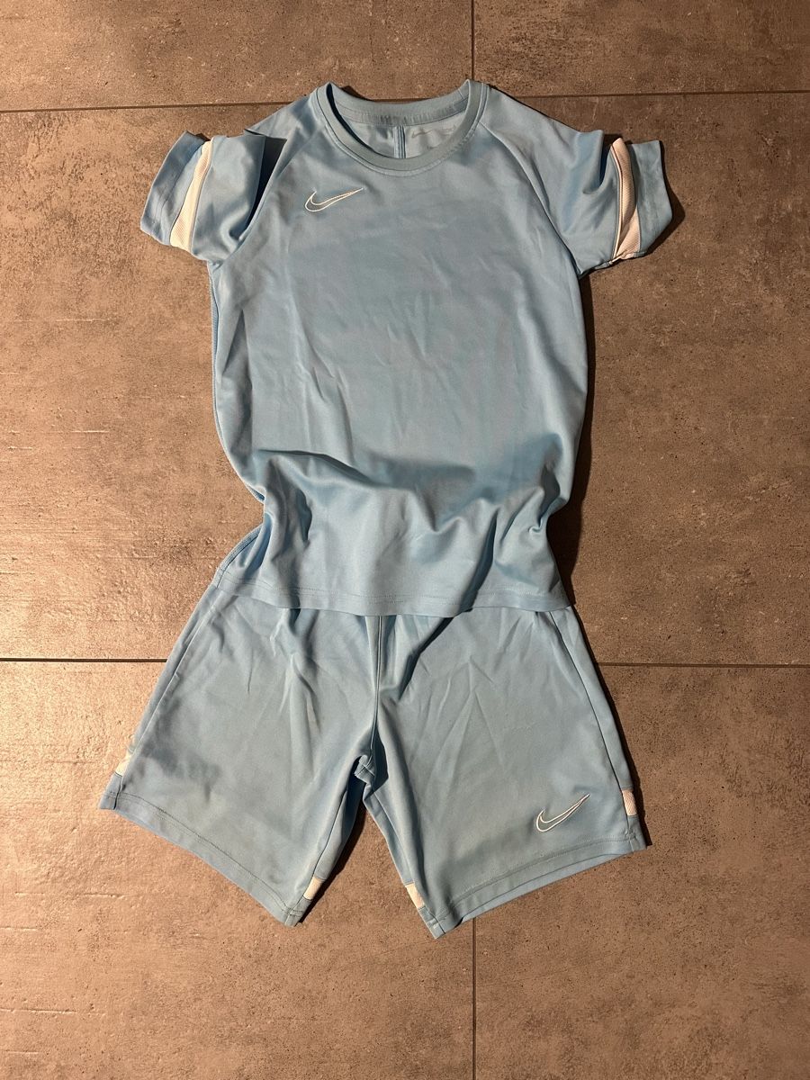 Nike Completi: Completo Nike azzurro, taglia L – Usato da Losone venduto da niv_8vwx