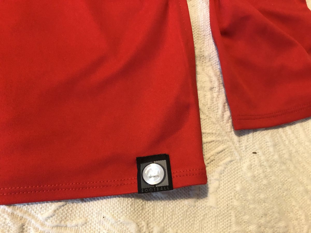 New Balance Scarpe, pantaloni & magliette da ginnastica: Standard Liège maillot  – Usato da Le Grand-Saconnex venduto da focamix 2