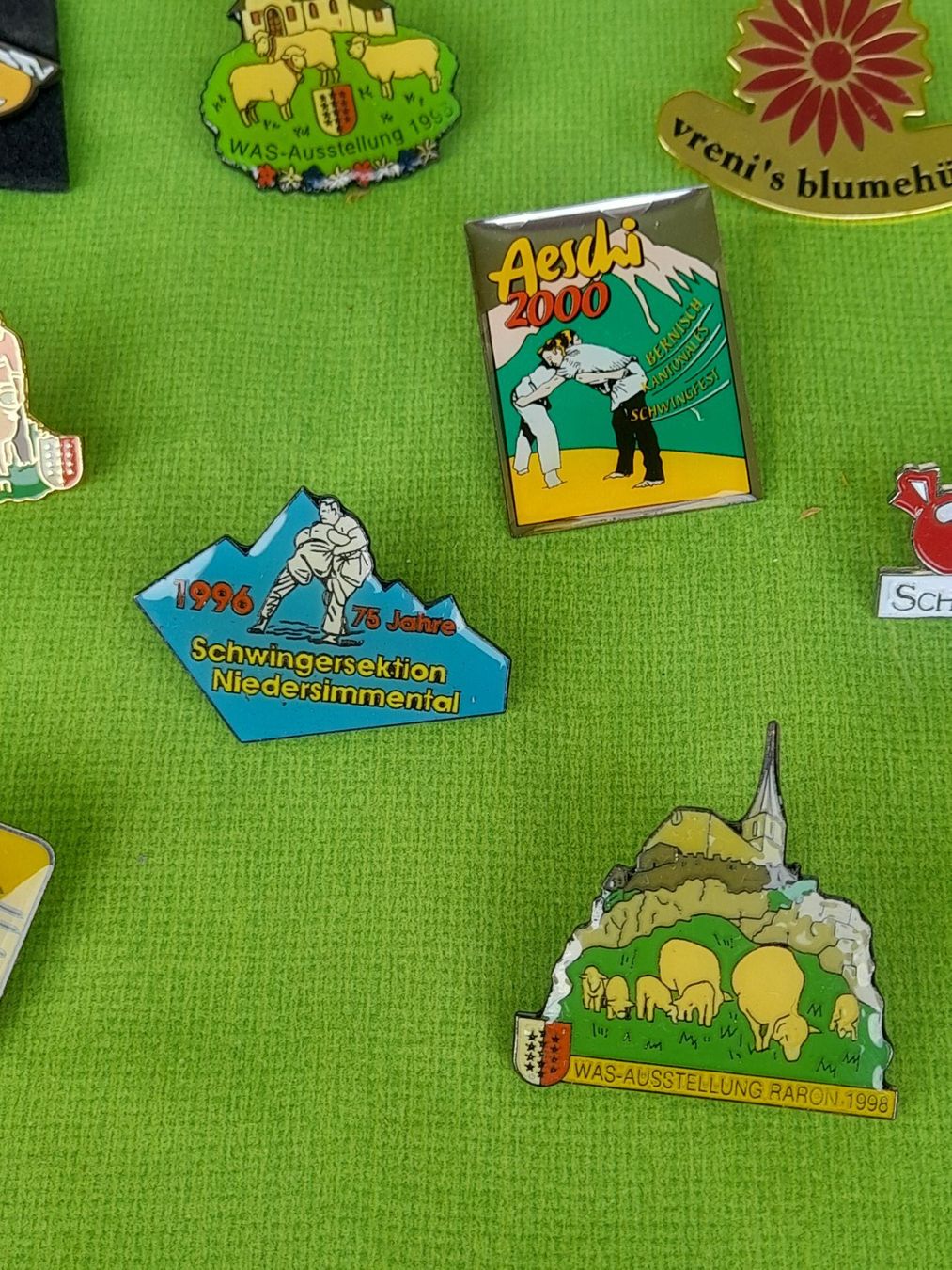 Placchette & Badge: Lot Pins/Anstecknadeln – Usato da Aeschi b.Spiez venduto da 52_wochen 6