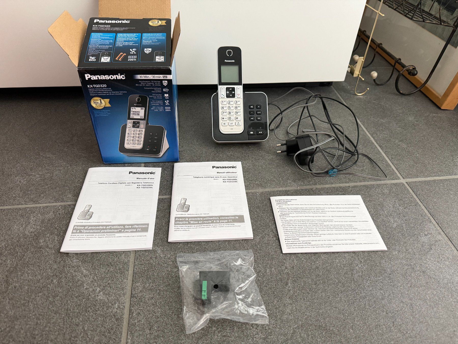 Panasonic Telefoni: Festnetz Telefon Panasonic KX-TGD320 – Usato da Männedorf venduto da mel_st6z 3