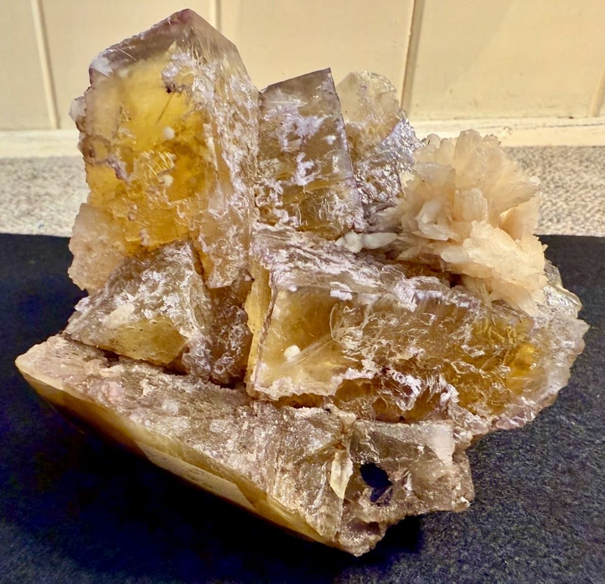 Minéraux & Lithothérapie: Grosse Fluoritstufe mit Kristallaggregat / 1.3 Kg. – D'occasion à Schattenhalb par Oodaaq 3