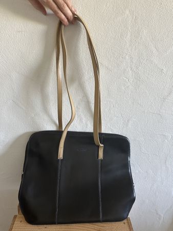 Elegante, zeitlose Handtasche aus schwarzem  Leder-Imitat 