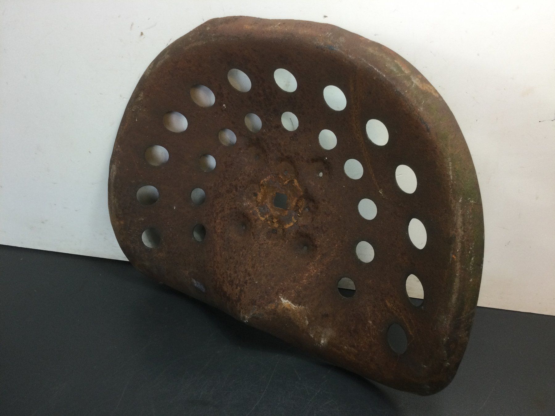 Trattori: Original antike Rapid oder Maschinen Sitzschale aus Metall – Usato da Wangen SZ venduto da kuriosum12 2