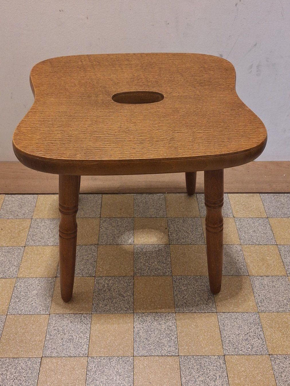 Tabourets: Vintage , robuster Holz- Hocker mit Eingriff – D'occasion à Arlesheim par shopradl 1