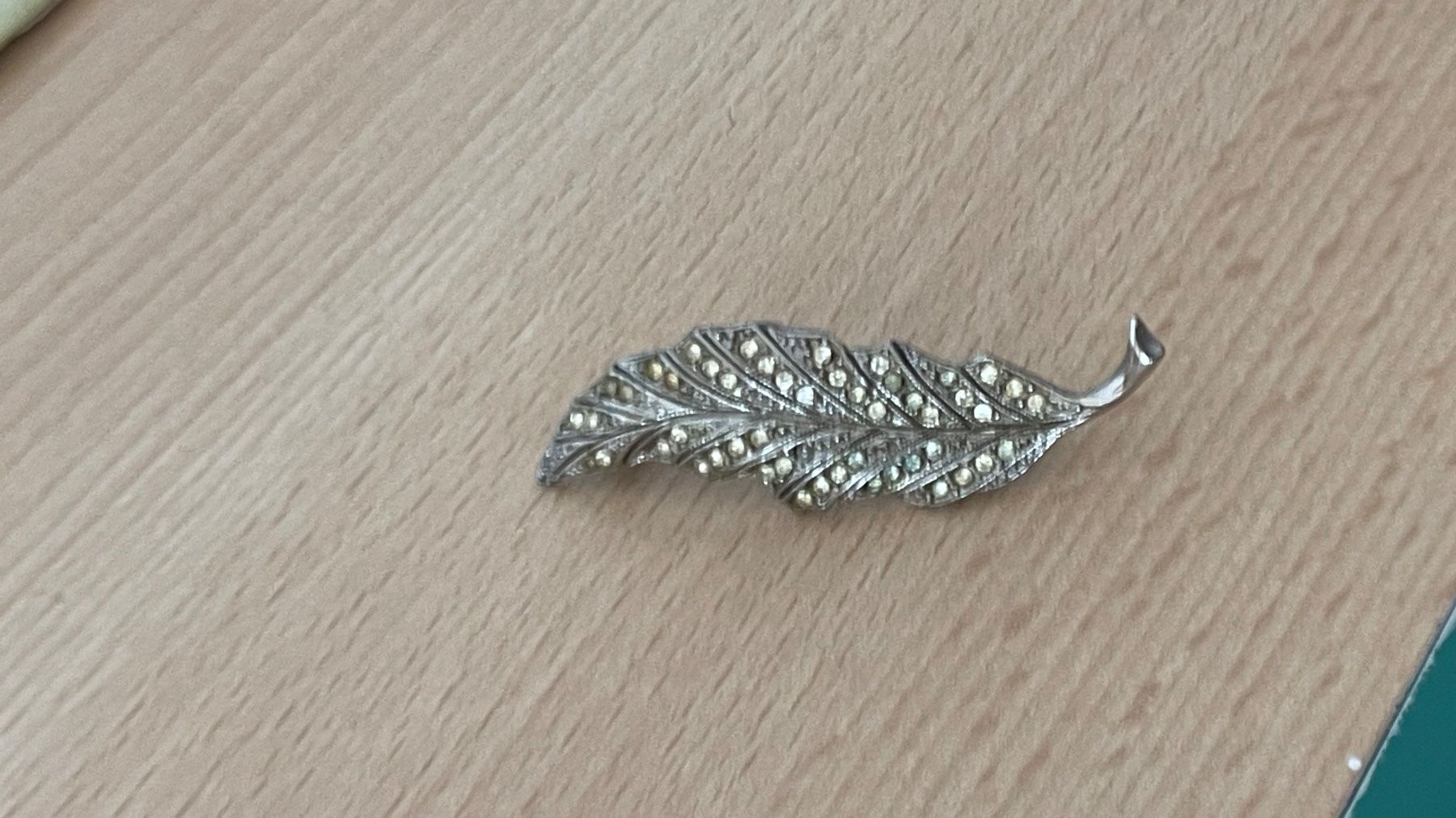 Swarovski Spille & Fermagli: Brosche Baumblatt Metall Kristalle – Nuovo (secondo la descrizione) da Kölliken venduto da Prscoo 5