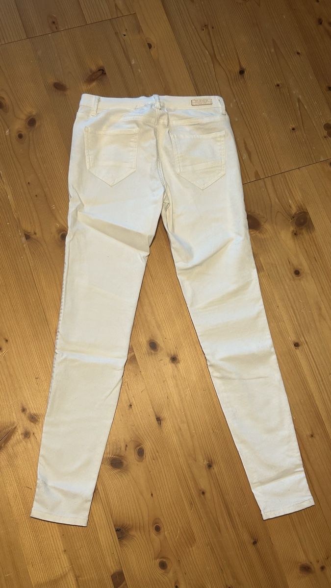 Zara Jeans: Zara Basic Damen Jeans, weiss, Grösse 36 – Usato da Frenkendorf venduto da ana_h7dx 1