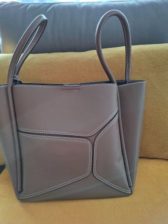 Sac à main cuir taupe élégant neuf avec détails