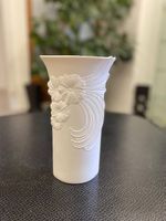 Fein gearbeitete Vase aus Biskuit-Porzellan Kaiser Germany