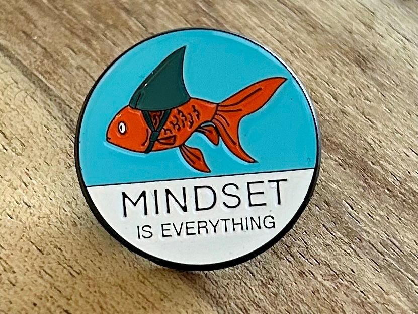 Placchette & Badge: Pin Goldfisch  " Mindset is everything " – Nuovo e nell'imballaggio originale da Geneve venduto da vane267