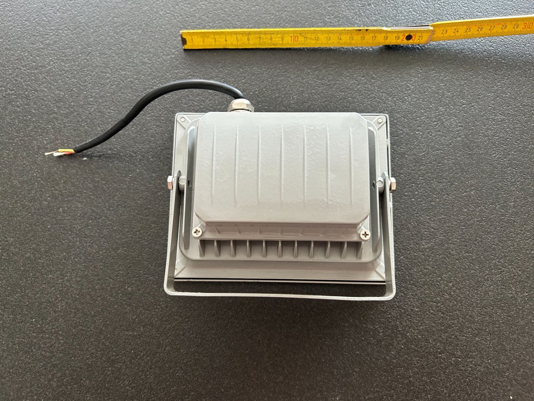Lampade: LED Strahler Aussenbeleuchtung Aluminium – Usato da Root venduto da Mpcshop 1