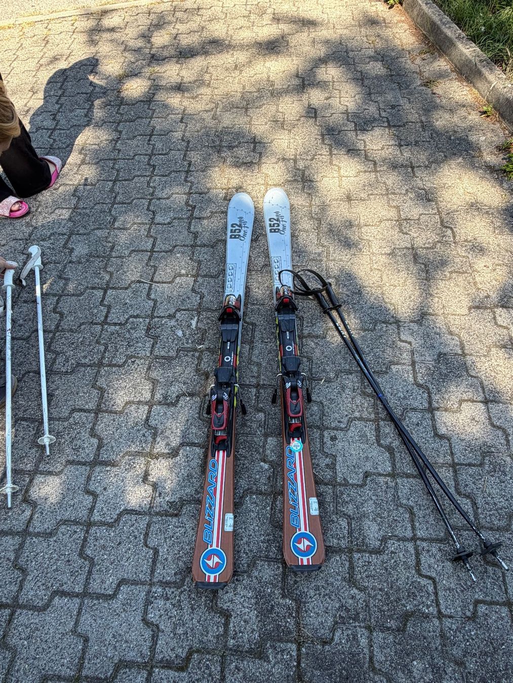 Blizzard Skis: Skis Blizzard B52 avec fixations et bâtons – Gebraucht aus Fribourg von J334455 4