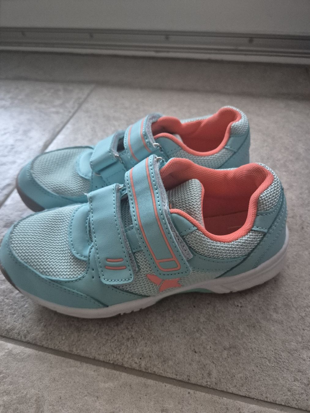 Scarpe per ragazzi: Hallenturnschuhe Gr.32 und 33 – Usato da Biel-Benken BL venduto da Sandra0147 2