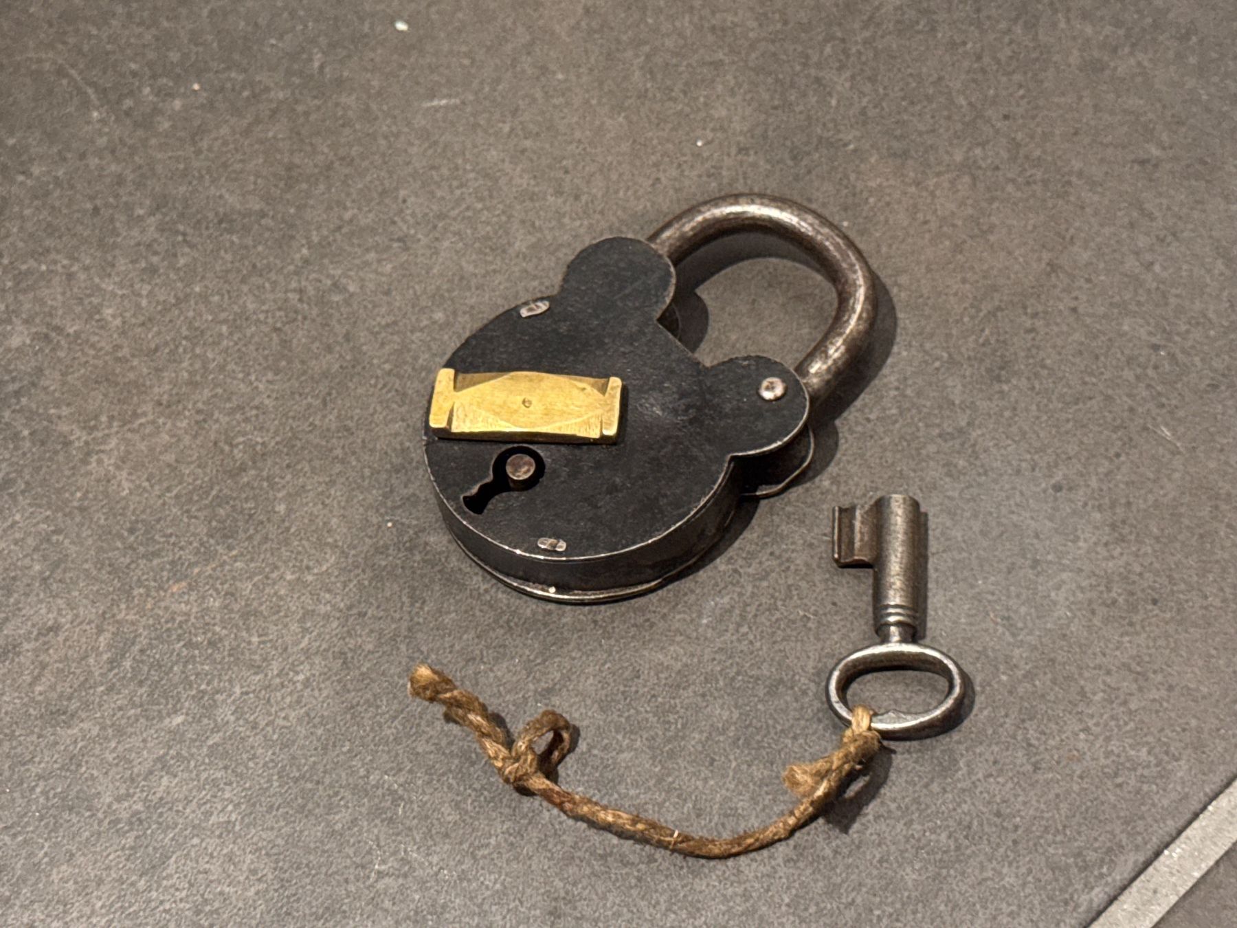 Cadenas: Antikes Vorhängeschloss MIT Schlüssel – D'occasion à Rothrist par Fondgruebe 3