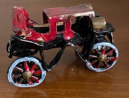 Keramik-Auto Oldtimer in den Farben rot/schwarz