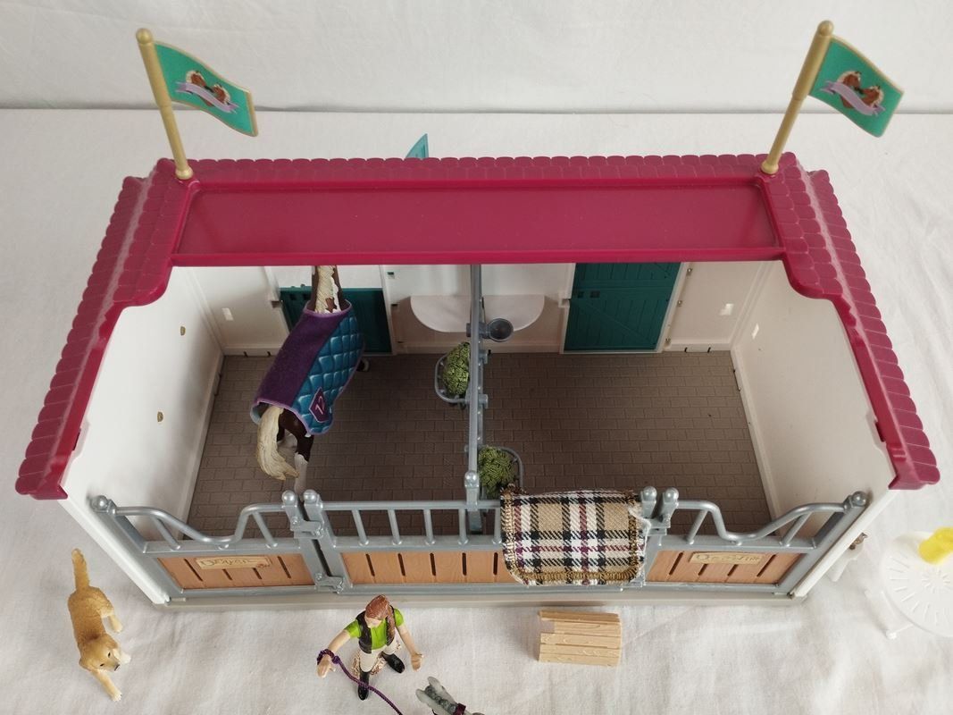 Schleich Giocattoli: SCHLEICH 42416 Wohnhaus mit Pferdehof – Usato da Schübelbach venduto da Restwert_Schubelbach 3