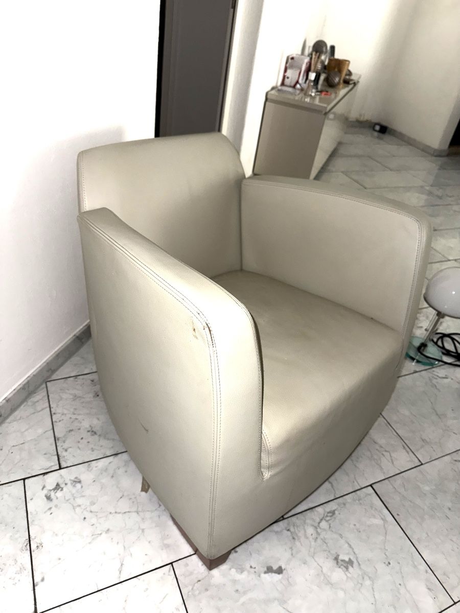 Fauteuils: Nurnoch bis 15.Juli !! Ledersessel in Creme mit Holzfüssen – D'occasion à Unterägeri par Goldigirls 3