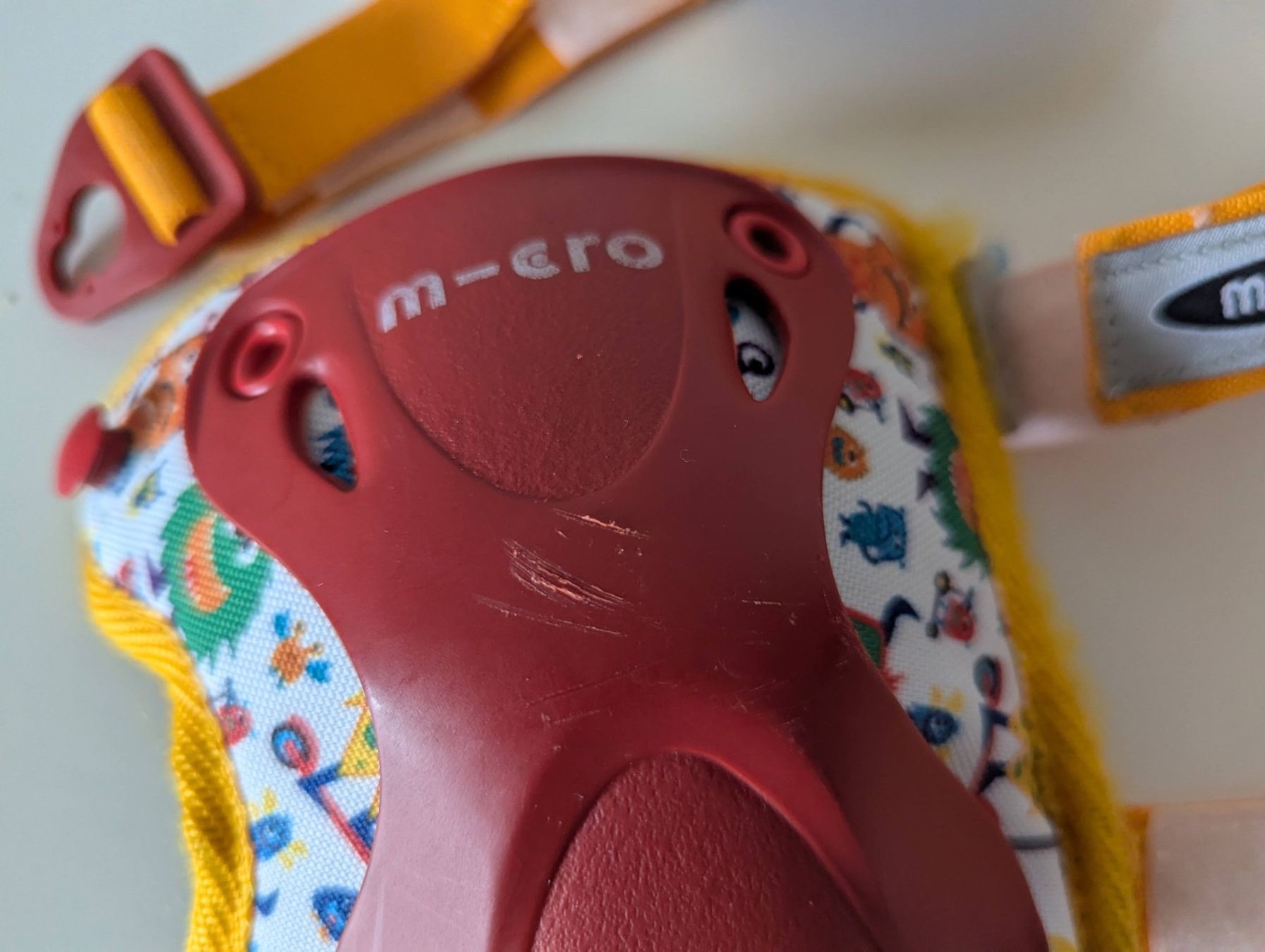 Protezioni & Imbottiture: Micro Knieschoner und Ellenbogenschoner Grösse S – Usato da Zürich venduto da eflohmi