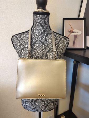 Silberne Schultertasche mit abnehmbaren Riemen