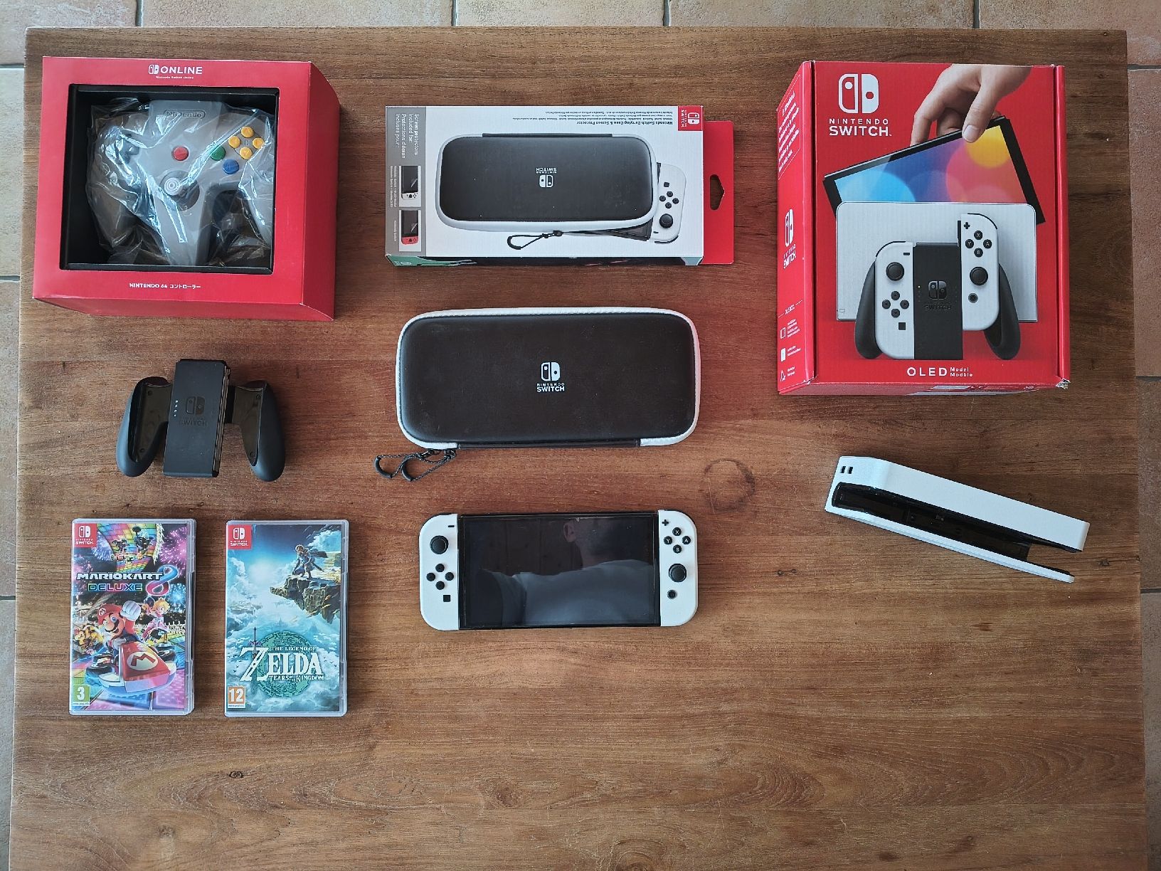 Nintendo Console: Console Nintendo Switch OLED avec jeux et accessoires – Usato da Sierre venduto da WatchMyStuff