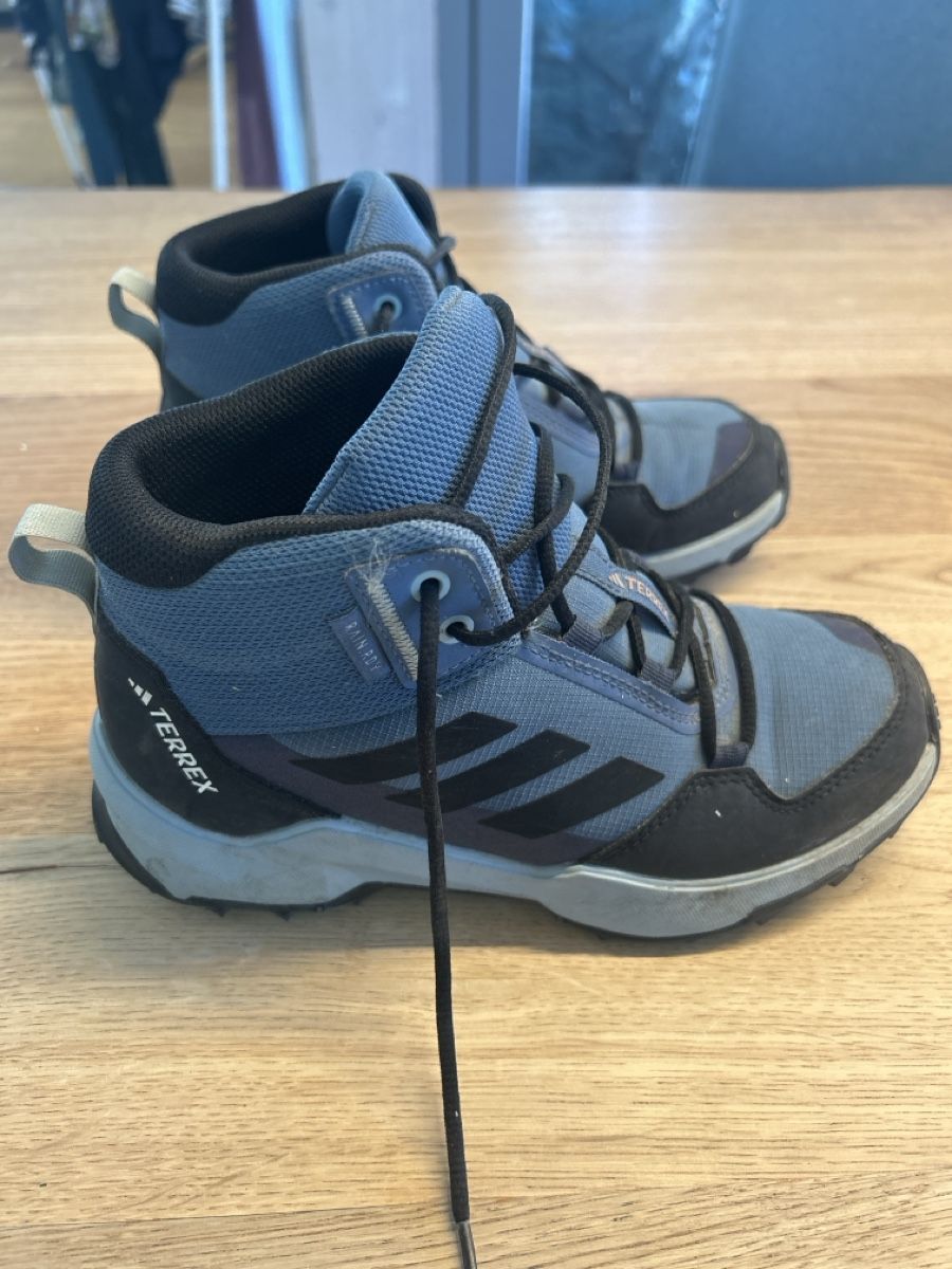Adidas Chaussures garçon: Adidas Terrex Kinderwanderschuhe Grösse 35 – D'occasion à Liestal par Hostettler87