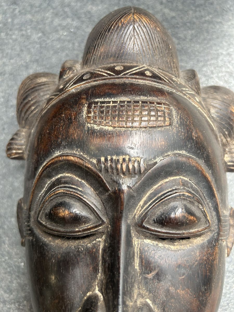 Internationale Kunst: Afrikanische Maske aus geschnitztem Holz – Gebraucht aus Losone von del_yh97 2