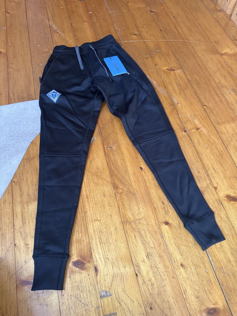 Kleiderpakete & -sets: TRUE Trainingsanzug, Jugend Gr. M / Hose S – Neu und originalverpackt aus Trimmis von vai_9qzr 4