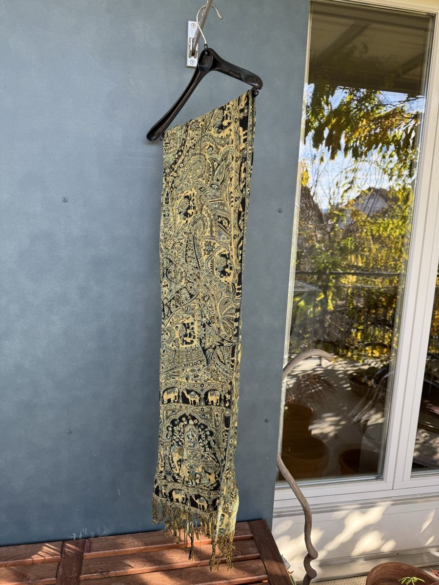 Foulard & Sciarpe: Dicker Schal mit Elefantenmuster 🐘 – Usato da Egg b. Zürich venduto da Flummi 4